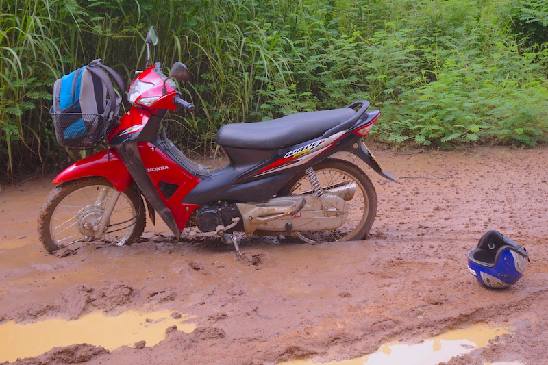 Scoot bloqué dans la boue au plateau des bolovens au Laos photo blog voyage tour du monde http://yoytourdumonde.fr
