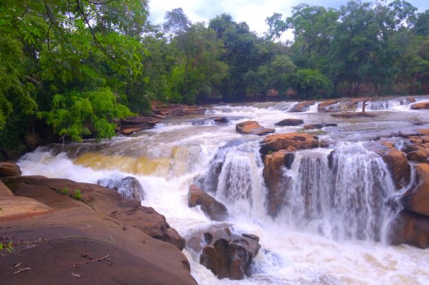 Laos: Cascade ou waterfall de Tad Champi au Plateau des Bolovens au Laos photo blog voyage tour du monde https://yoytourdumonde.fr