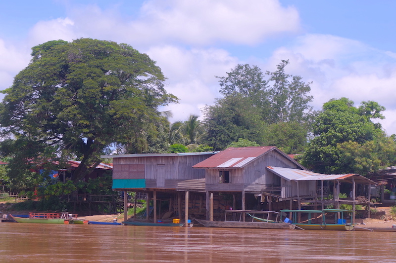 Laos 4000 iles photos blog voyage tour du monde maison en bois coloniale sur le Mékong http://yoytourdumonde.fr
