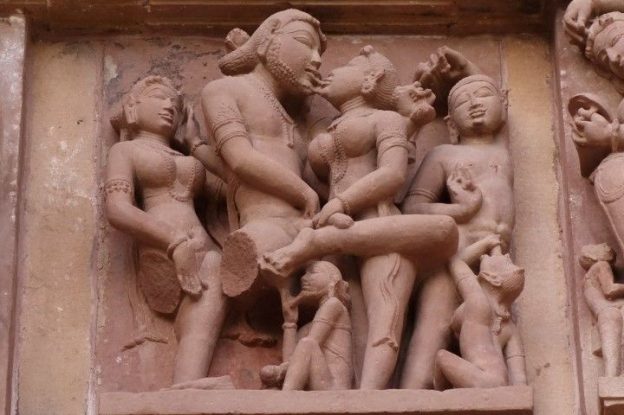 Scene erotique dans l'un des 25 temples de Khajuraho en Inde. Photo voyage tour du monde https://yoytourdumonde.fr