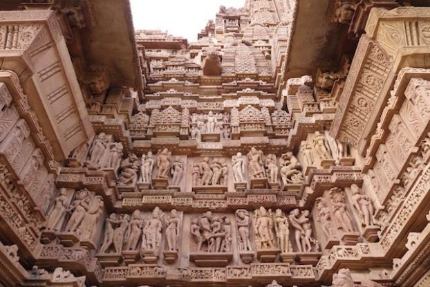 Des centaines de statues sont presentes dans les temples de Khajuraho en Inde photo blog voyage tour du monde