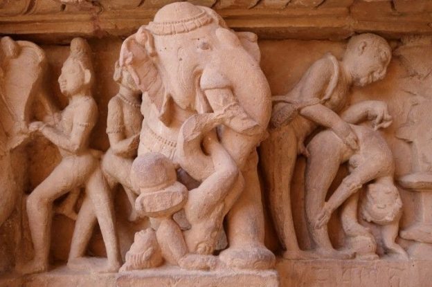 Elephant representé dans l'un des temples de Khajuraho en Inde. Photo tour du onde https://yoytourdumonde.fr