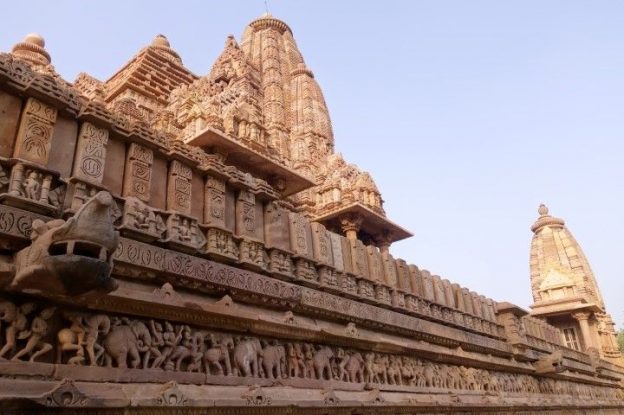 Temple à couper le souffle du coté de Khajuraho en Inde. Photo blog voyage tour du monde https://yoytourdumonde.fr