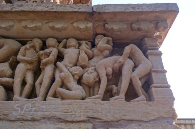 Scene de sexuelle de penetration à plusieurs, soit une orgie, sur une frise du temple de Lakshmana en Inde à Khajuraho photo blog tour du monde voyage https://yoytourdumonde.fr