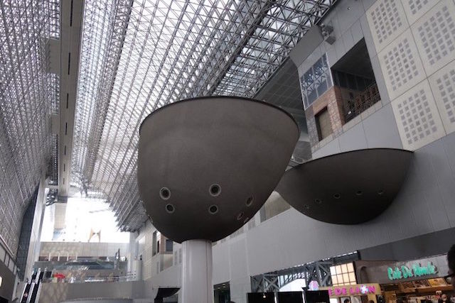 Magnique gare au Japon avec etages et architectute phots blogs voyage tour du monde https://yoytourdumonde.fr