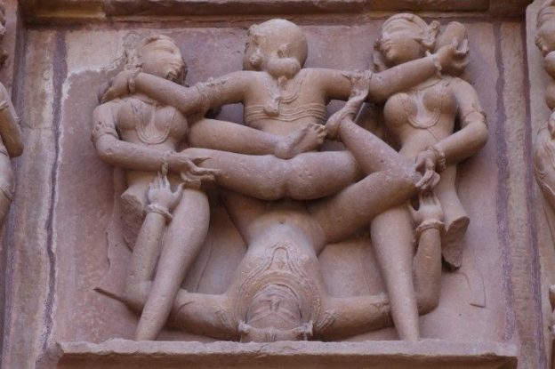 Scenes erotique de penetration dans l'un des temples de Khajuraho en Inde. Photo blog voyage tour du monde https://yoytourdumonde.fr