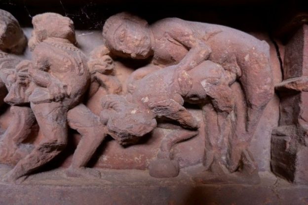 Scene erotique à l'interieur d'une temple avec penetration du coté de Khajuraho en Inde. Photo blog voyage tour du monde https://yoytourdumonde.fr