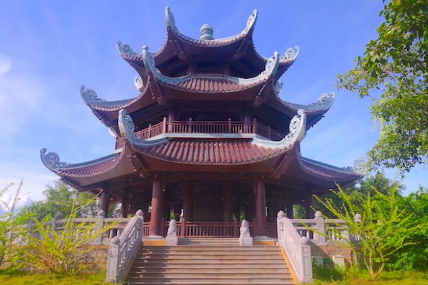 Temple bouddhiste pagode bai dinh dans la baie d'halong terrestre photo blog tour du monde https://yoytourdumonde.fr