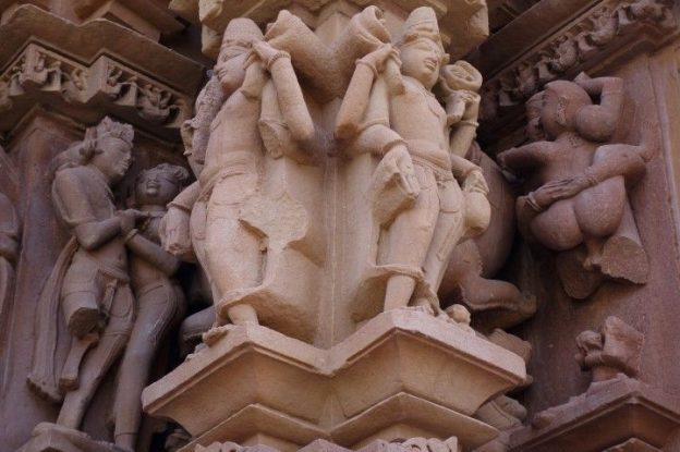 Statue dans temple de Khajuraho en Inde photo voyage tour du monde https://yoytourdumonde.fr