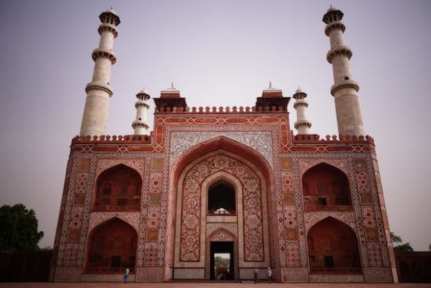 Le Mausolée d'Akbar à Agra en Inde est magnifique! photo blog voyage tour du monde https://yoytourdumonde.fr