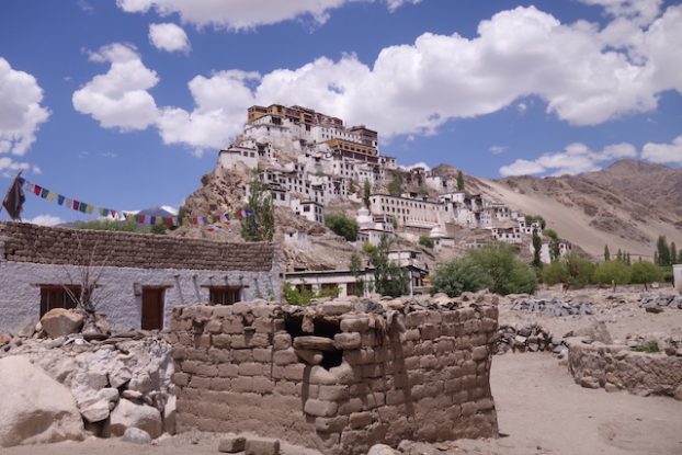 Le Thiksey Monastery est l'un des temples les plus beaux et les plus connus du Ladakh photo blog voyage tour du monde https://yoytourdumonde.fr