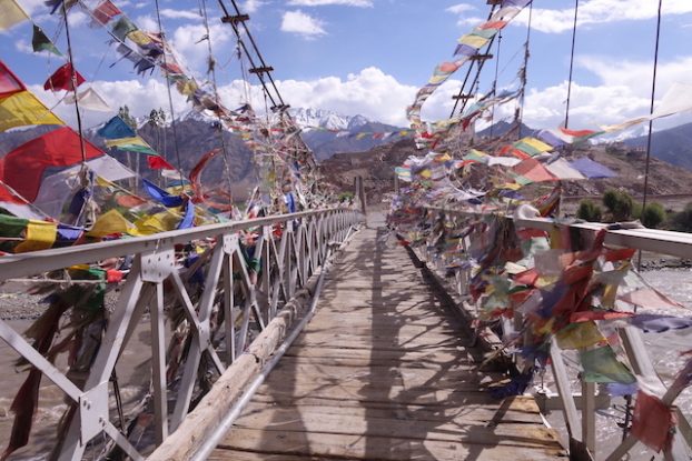 drapeaux tibétains à prieres sur les nombreux ponts du Ladakh photo blog voyage tour du monde https://yoytourdumonde.fr