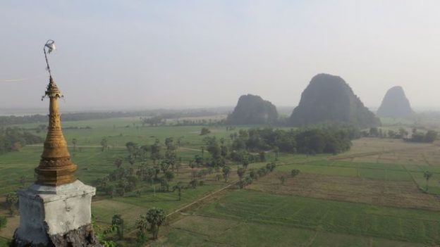 Birmanie: Riziere, temple kyauk kalap, montagne, photo voyage tour du monde https://yoytourdumonde.fr