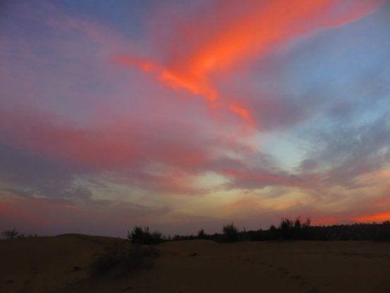 Lorsque le soleil se couche dans le desert de thar cela donne des couleurs à couper le souffle photo voyage tour du monde https://yoytourdumonde.fr