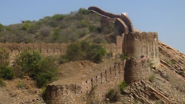 Grosse fortifaction du fort de Nahargarh a jaipur capitale du rajasthan en inde photo blog voyage https://yoytourdumonde.fr