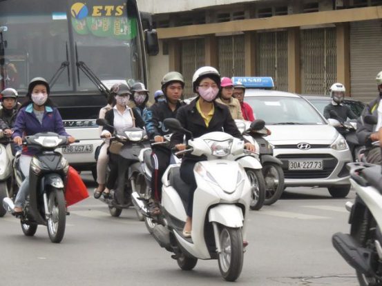 Hanoi-Vietnam: La moto est le vehicule numero un a Hanoi!
