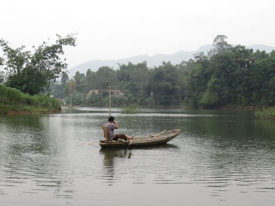 Plenitude totale sur le Lac Thac Ba au sein du village de l'ethnie Dao