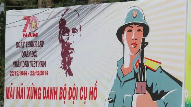 Vietnam - Dalat: Aucunes villes n'échappent aux grandes affiches de la propagande du Partie.