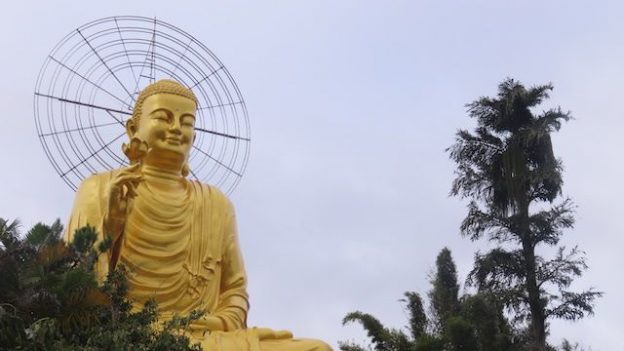 Vietnam - Dalat: Dans la périphérie de Dalat il y a de superbes pagodes ou temple. Ici un superbe Bouddha!