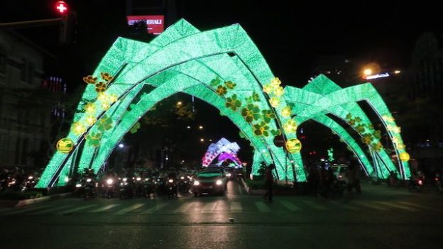 Vietnam: Durant la période de Noel, les avenues de la ville de Saigon sont illuminées de 1000 feux!