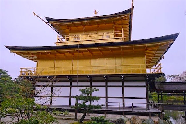 Le pavillon d'or à Kyoto au japon photo blog voyage tour du monde https://yoytourdumonde.fr