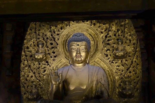 Une statue de bouddha dans un temple bouddhisme l'une des deux régions majoritaires au Japon phtot blog voyage tour du monde https://yoytourdumonde.fr