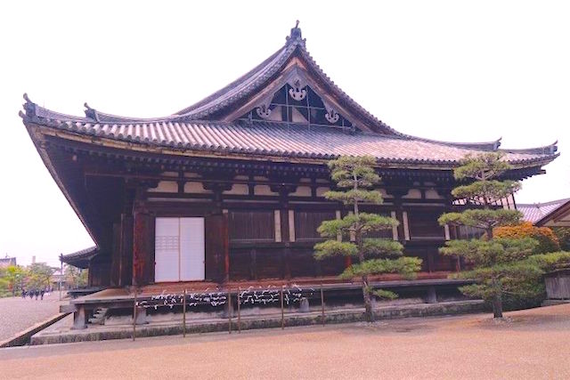 La structure en bois la plus grande du Japon se trouve à Kyoto dans la salle de Sanjusangen-do photo blog voyage tour du monde https://yoytourdumonde.fr