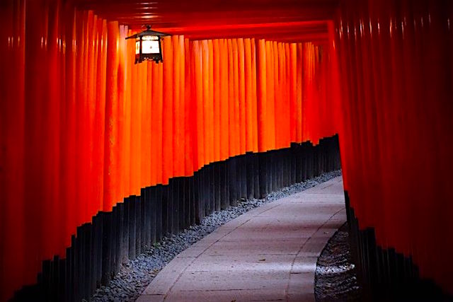 Les magnifiques couleurs rougse et noirs du Fushimi Inari Taisha photo blog voyage tour du monde http://yoytourdumond.fr
