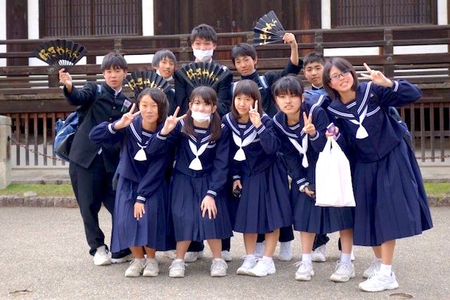 Ancienne capitale du Japon beaucoup d'ecoliers visitent Nara au Japon. Photo blog voyage tour du monde https://yoytourdumonde.fr