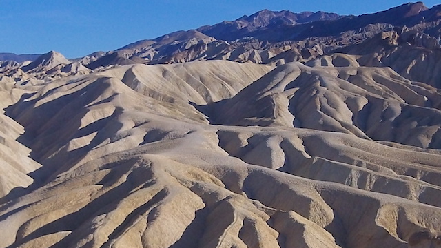 Paysage de dunes dans la Vallée de la mort photo blog voyage tour du monde https://yoytourdumonde.fr