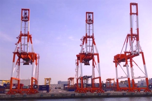 Le port d'Osaka est un poumon économique pour la ville mais aussi pour le Japon photo blog voyage tour du monde https://yoytourdumonde.fr