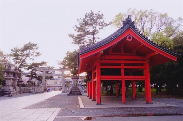 Le sanctuaire de Sumiyoshi Taisha Shrine est à visiter à Osaka au Japon photo blog voyage tour du monde. https://yoytourdumonde.fr