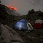 Le campement est proche du cratère Santiaguito ou vous allez voir des éruptions volcaniques et de la lave. Photo blog voyage tour du monde travel https://yoyturdumonde.fr