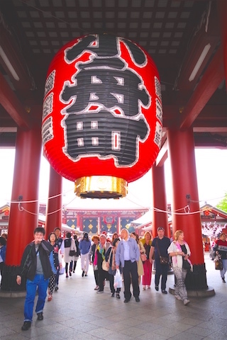Temple dans le quartier d'Asakusa à Tokyo voyage photo blog tour du monde https://yoytourdumonde.fr