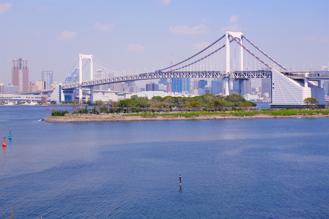 Le superbe pont qui relie le centre de Tokyo et l'ile de Minato. Photo blog voyage tour du monde https://yoytourdumonde.fr