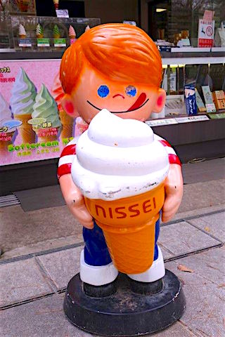 Chucky la poupée de sang qui mange une glace à Nara au Japon quel humour! Photo blog voyage tour du monde https://yoytourdumonde.fr