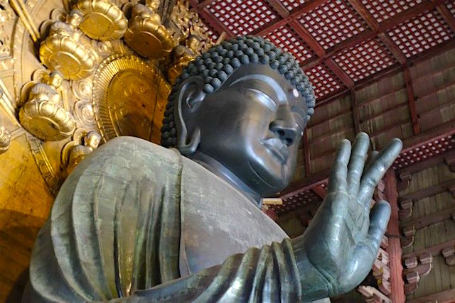 L'un des plus grands Bouddha en bronze du monde se trouve au Japon dans le temple deTemple de Todai-ji. Photo blog voyage tour du monde https://yoytourdumonde.fr