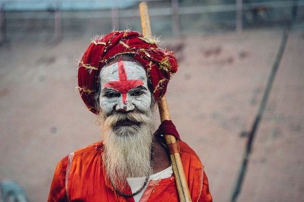 Varanasi est l'une des 7 villes Saintes de l'Hindouisme. Photo blog voyage tour du monde. Photo Judithscharnowsji. https://yoytourdumonde.fr