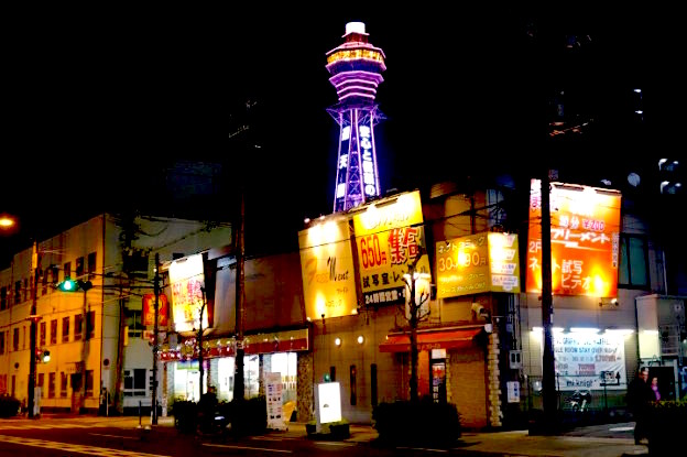 La tour Tsutenkaku à Osaka est un bon repaire de nuit. Photo blog voyage tour du monde https://yoytourdumonde.fr
