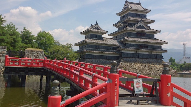 Le donjon de 5 étages du chateau de Matsumoto est inscrit au Patrimoine Mondial de l'Unesco. Photo blog voyage tour du monde https://yoytourdumonde.fr