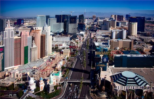 Le strip de Las Vegas l'avenue remplie d'hotel photo blog voyage tour du monde https://yoytourdumonde.fr