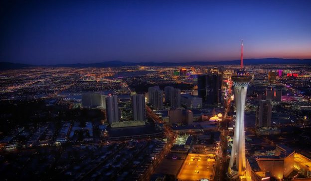 La superbe Stratosphère Tower de Las Vegas est célébre vous pouvez aller tout la haut photo blog voyage tour du monde https://yoytourdumonde.fr
