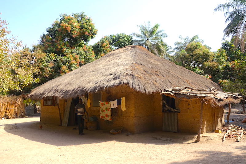 Casamance kamobeul sénégal maison case photo blog voyage tour du monde https://yoytourdumonde.fr