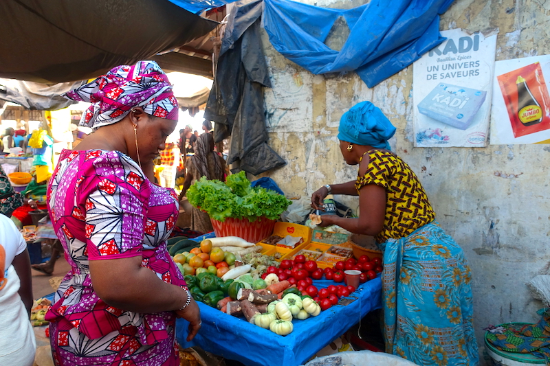 Magnifique marché de Ziguinchor en Casamance photo blog voyage tour du monde https://yoytourdumonde.fr