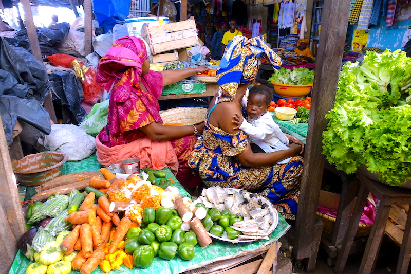 Il faut visiter le marché de Saint-Maur de Ziguinchor en Casamance au Sénégal photo blog voyage tour du monde https://yoytourdumonde.fr