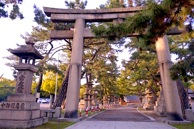 Japon Osaka entrée de sanctuaire et de temple photo blog voyage tour du monde https://yoytourdumonde.fr