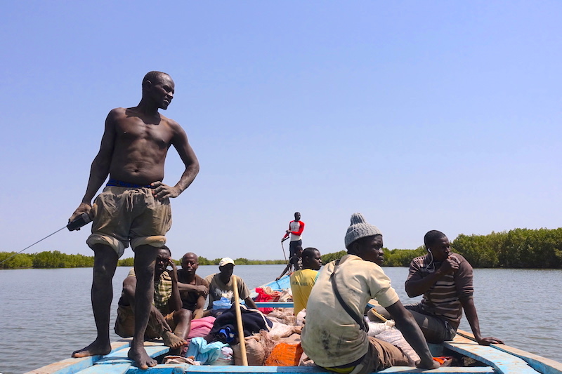 C'est en pirogue que vous pouvez découvrir Eloubaline petite ile de Casamance au Sénégal photo blog voyage tour du monde pirogue bateau https://yoytourdumonde.fr
