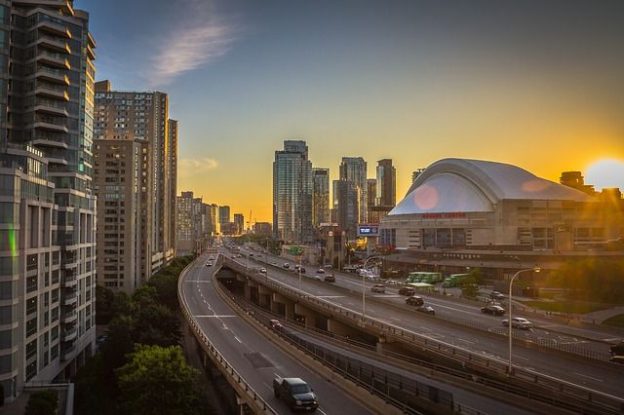 Toronto la plus grande ville du Canada a un charme fou avec ces building. Savez-vous que certains grands films sont filmés ici photo blog voyage tour du monde https://yoytourdumonde.fr