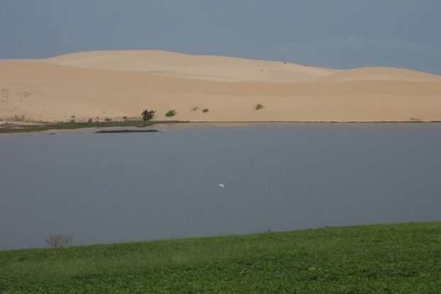 dunes, lac et vegetation dans le desert de Mui Ne blog https://yoytourdumonde.fr