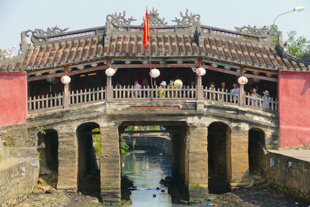 Seul un autre pont aussi vieux subsiste au Vietnam photo blog voyage tour du monde https://yoytourdumonde.fr